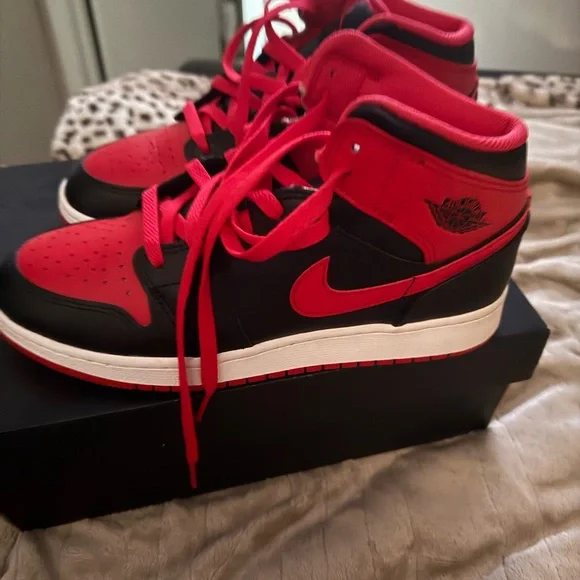 AIR JORDAN 1 MID size 7 youth worn once - Picture 6 of 10